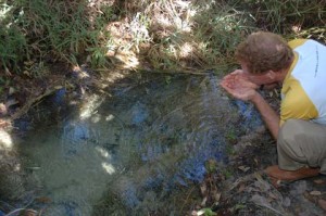 Gérard bebe água diretamente da nascente do Araguaia. Foto: Margi Moss