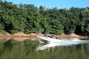 O barco a caminho de Baliza. Foto: Margi Moss