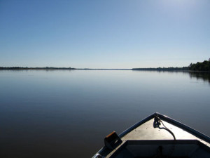 De manhã cedo, sem vento, o Araguaia parece um lago. Foto: Margi Moss