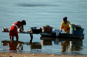 Roupas e louças são lavadas no rio ao longo do Araguaia. Foto: Margi Moss