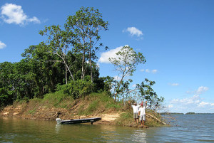 Nathanael e Makoto no exato ponto onde o Rio Araguaia (à dir.) encontra o Rio Tocantins (à esq.). Foto: Gerard Moss