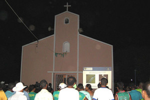 A palestra projetada no muro da igreja, Jupagua. Foto - Margi Moss