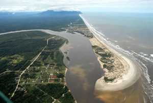 Barra do Ribeira, na costa paulista. Foto Margi Moss