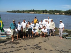 O grupo que recebeu a equipe no rio. Aqui em Manoel Viana,, RS. Foto Pedro Meohas