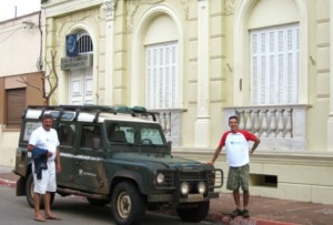 Tiago e Elesbão em frente à prefeitura de Salto, Uruguai