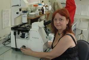 Dra Vera Huzsar no laboratório da UFRJ.