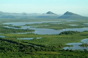 As águas do Pantanal com a Serra do Amolar - Foto: Margi Mos